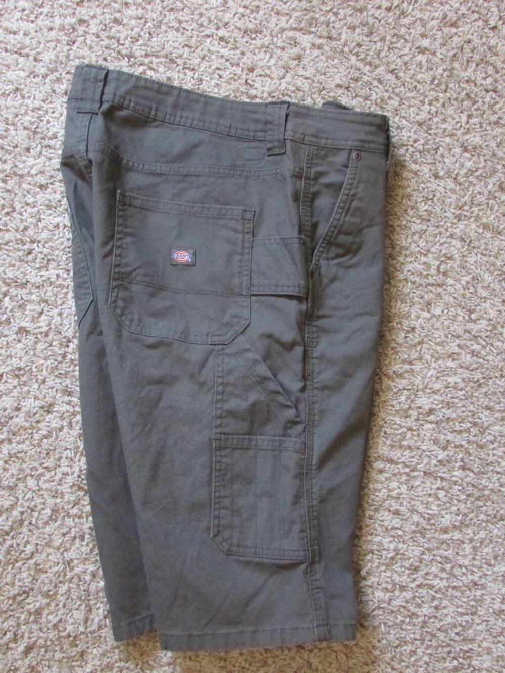 NWOT Dickies Relaxed Utility Carpenter 12 Longer Leg Shorts Olive Green